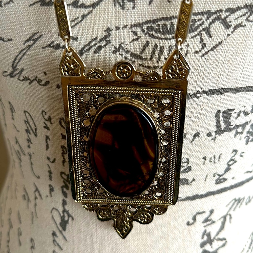Gorgeous statement piece 40” framed large oval tortoise colored pendant - Picture 10 of 16